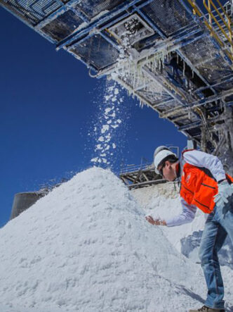 Operaciones de litio en plena Puna argentina, donde las condiciones extremas plantean desafíos únicos para el empleo y la retención de talento.