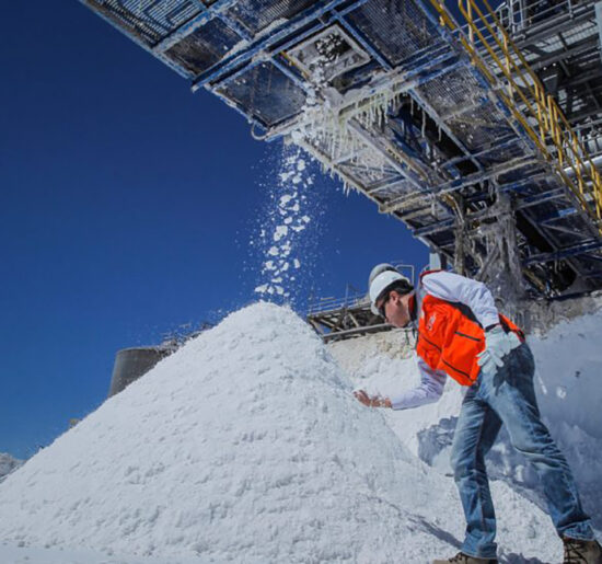 Operaciones de litio en plena Puna argentina, donde las condiciones extremas plantean desafíos únicos para el empleo y la retención de talento.