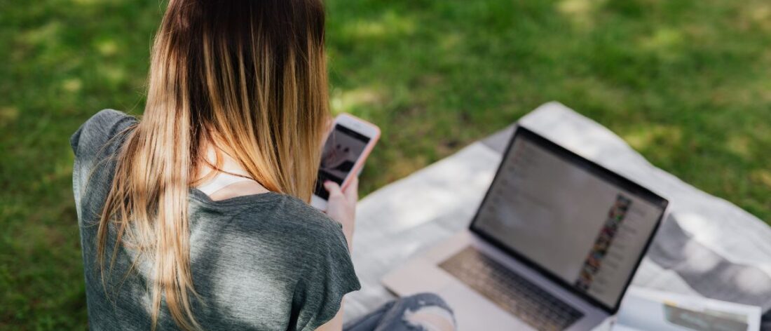 Joven conectada desde su celular, representación del diálogo digital sobre minería y sostenibilidad