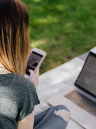 Joven conectada desde su celular, representación del diálogo digital sobre minería y sostenibilidad