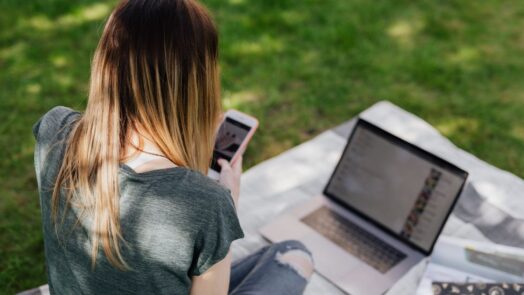 Joven conectada desde su celular, representación del diálogo digital sobre minería y sostenibilidad