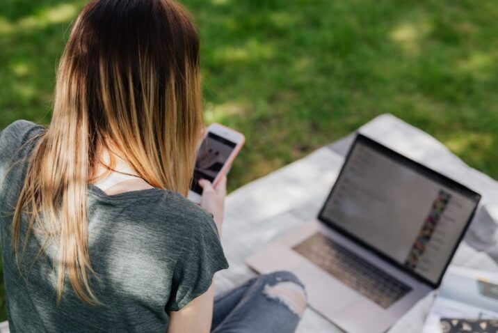 Joven conectada desde su celular, representación del diálogo digital sobre minería y sostenibilidad