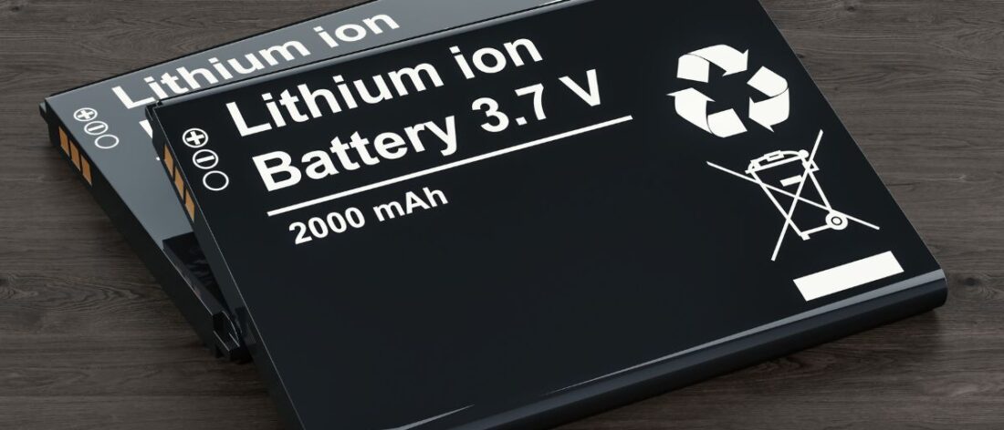 Batería de litio tipo LFP sobre fondo tecnológico, símbolo del avance en métodos electroquímicos para su reciclaje sostenible.