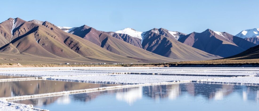 Salinas de la Puna argentina con montañas al fondo, donde se forman salmueras ricas en litio