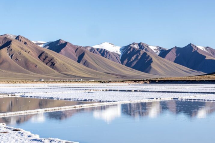 Salinas de la Puna argentina con montañas al fondo, donde se forman salmueras ricas en litio