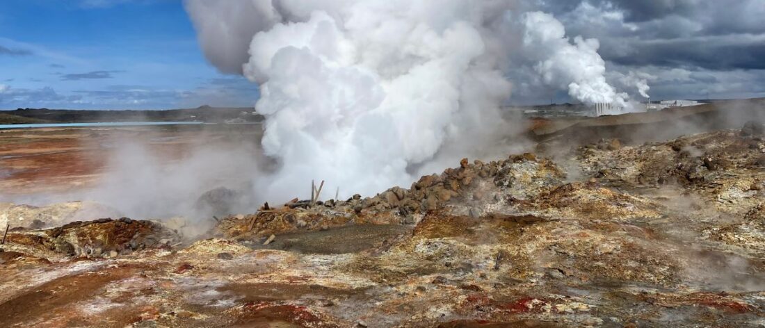 Campo geotérmico con vapor emergiendo del suelo, asociado a salmueras geotérmicas con potencial para la extracción de litio.