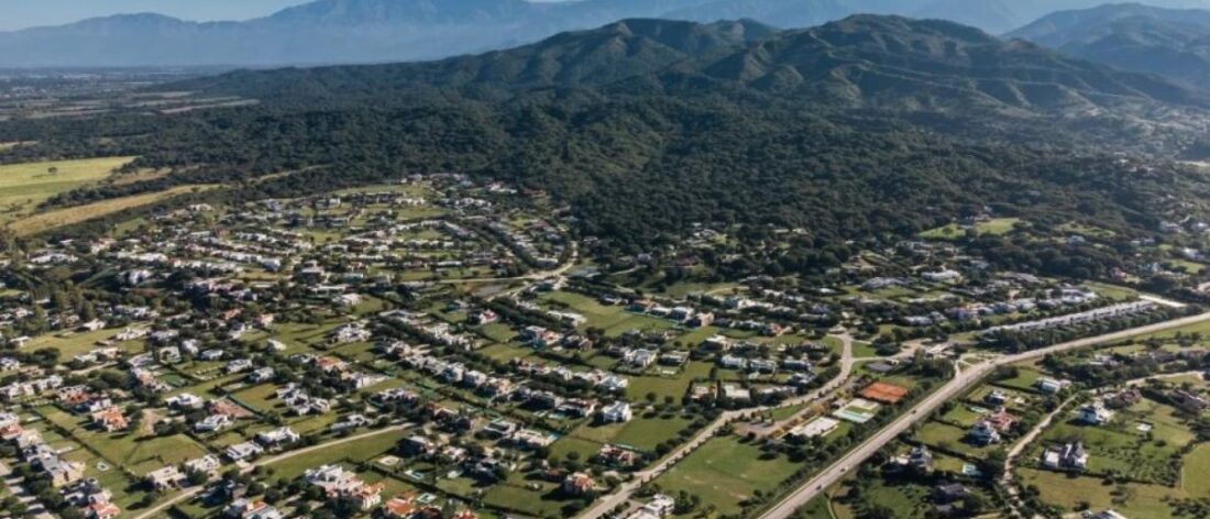 Vista aérea de San Lorenzo Chico, en Salta, con barrios residenciales y expansión urbana planificada al pie de las sierras.