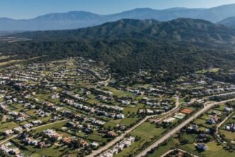 Vista aérea de San Lorenzo Chico, en Salta, con barrios residenciales y expansión urbana planificada al pie de las sierras.