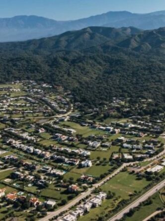 Vista aérea de San Lorenzo Chico, en Salta, con barrios residenciales y expansión urbana planificada al pie de las sierras.