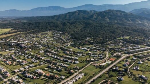 Vista aérea de San Lorenzo Chico, en Salta, con barrios residenciales y expansión urbana planificada al pie de las sierras.