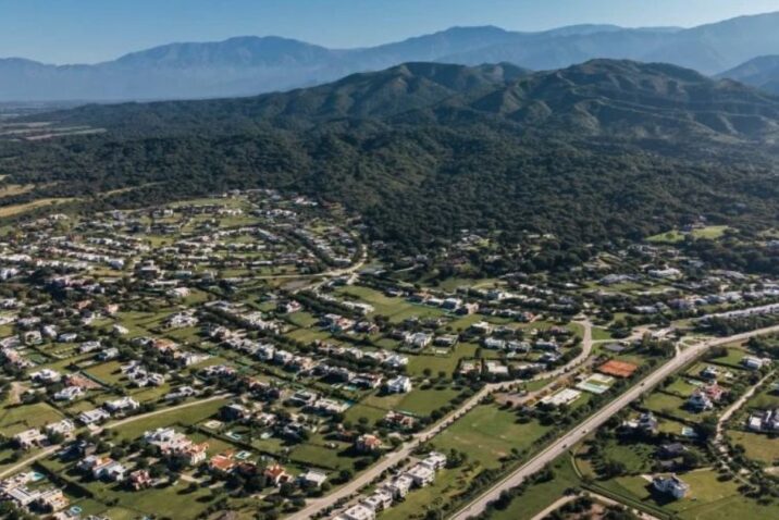 Vista aérea de San Lorenzo Chico, en Salta, con barrios residenciales y expansión urbana planificada al pie de las sierras.