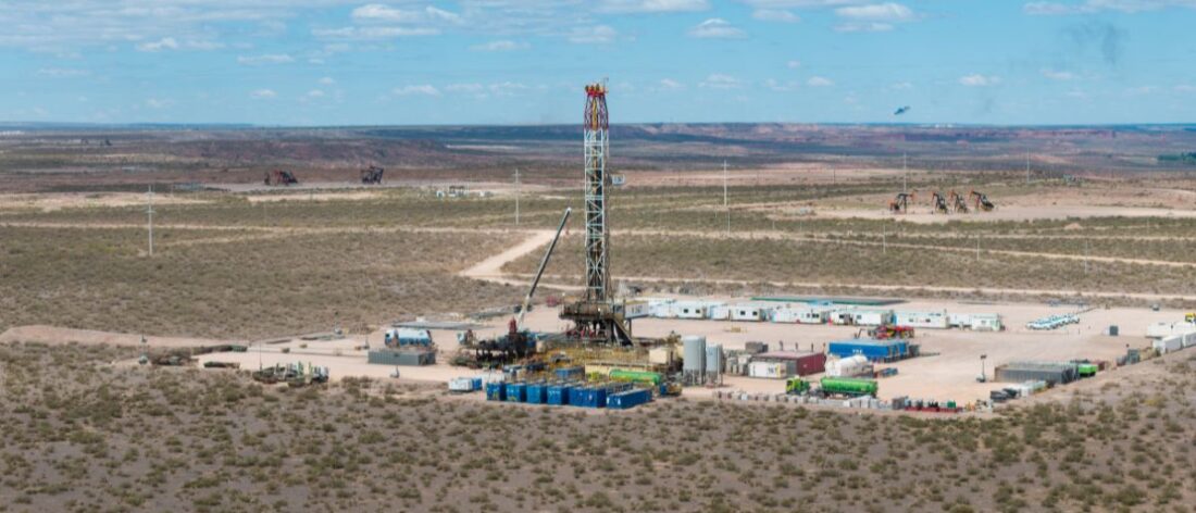Vista panorámica de la formación Vaca Muerta en la Cuenca Neuquina. Este territorio, motor histórico de los hidrocarburos no convencionales (shale), se consolida ahora como una zona estratégica para la transición energética tras los avances científicos que validan la producción de litio a partir de las aguas de formación extraídas de sus pozos de petróleo y gas.