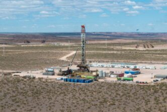 Vista panorámica de la formación Vaca Muerta en la Cuenca Neuquina. Este territorio, motor histórico de los hidrocarburos no convencionales (shale), se consolida ahora como una zona estratégica para la transición energética tras los avances científicos que validan la producción de litio a partir de las aguas de formación extraídas de sus pozos de petróleo y gas.