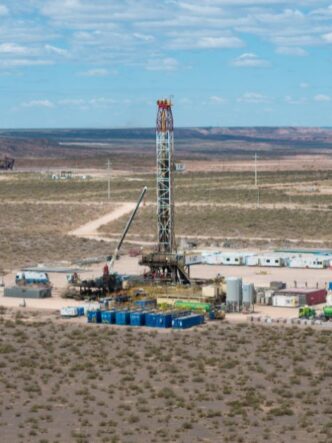 Vista panorámica de la formación Vaca Muerta en la Cuenca Neuquina. Este territorio, motor histórico de los hidrocarburos no convencionales (shale), se consolida ahora como una zona estratégica para la transición energética tras los avances científicos que validan la producción de litio a partir de las aguas de formación extraídas de sus pozos de petróleo y gas.
