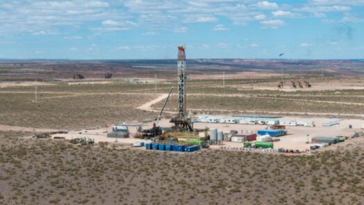 Vista panorámica de la formación Vaca Muerta en la Cuenca Neuquina. Este territorio, motor histórico de los hidrocarburos no convencionales (shale), se consolida ahora como una zona estratégica para la transición energética tras los avances científicos que validan la producción de litio a partir de las aguas de formación extraídas de sus pozos de petróleo y gas.