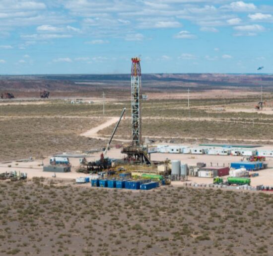 Vista panorámica de la formación Vaca Muerta en la Cuenca Neuquina. Este territorio, motor histórico de los hidrocarburos no convencionales (shale), se consolida ahora como una zona estratégica para la transición energética tras los avances científicos que validan la producción de litio a partir de las aguas de formación extraídas de sus pozos de petróleo y gas.