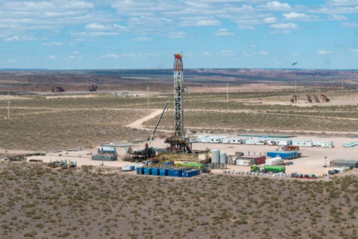 Vista panorámica de la formación Vaca Muerta en la Cuenca Neuquina. Este territorio, motor histórico de los hidrocarburos no convencionales (shale), se consolida ahora como una zona estratégica para la transición energética tras los avances científicos que validan la producción de litio a partir de las aguas de formación extraídas de sus pozos de petróleo y gas.