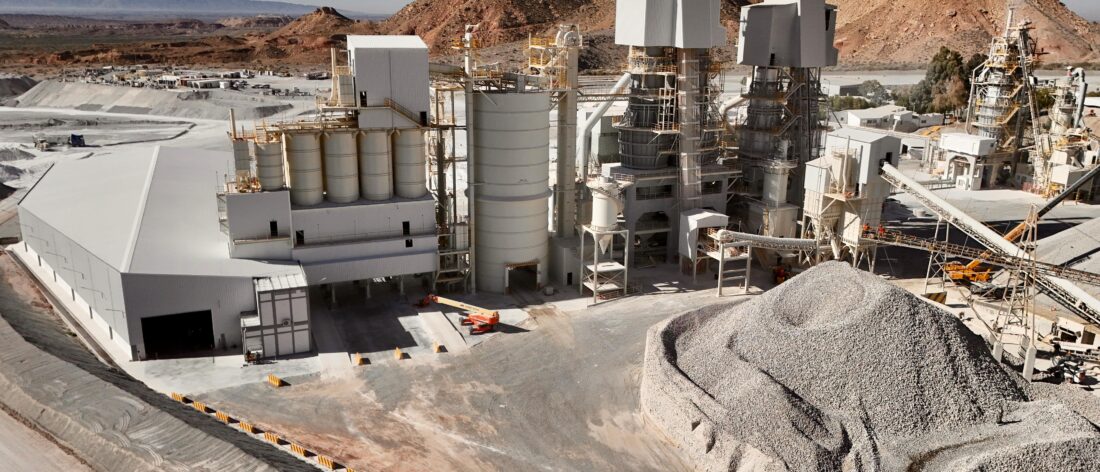 Para el sector del litio, la cal es fundamental para la eliminación de impurezas (específicamente magnesio) en las salmueras, un paso mandatorio para alcanzar el grado batería.