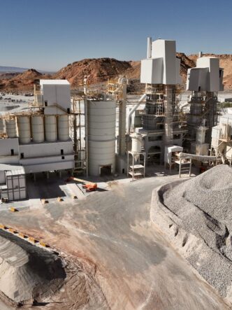 Para el sector del litio, la cal es fundamental para la eliminación de impurezas (específicamente magnesio) en las salmueras, un paso mandatorio para alcanzar el grado batería.