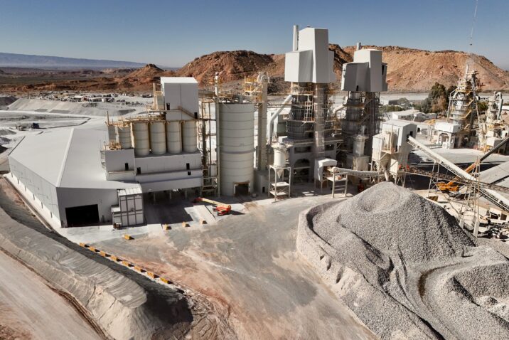 Para el sector del litio, la cal es fundamental para la eliminación de impurezas (específicamente magnesio) en las salmueras, un paso mandatorio para alcanzar el grado batería.