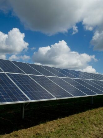 En Argentina, la Resolución 906/2023 ya posiciona al litio como un insumo estratégico para la seguridad del suministro eléctrico nacional.