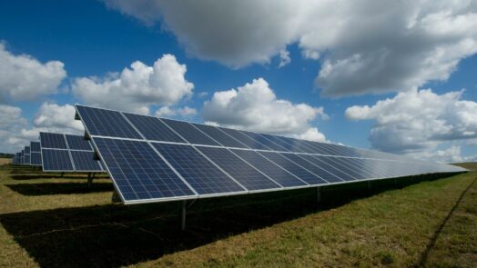 En Argentina, la Resolución 906/2023 ya posiciona al litio como un insumo estratégico para la seguridad del suministro eléctrico nacional.