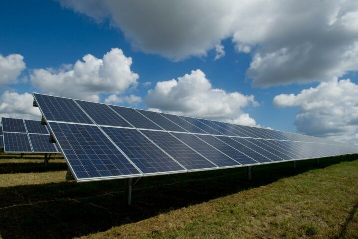 En Argentina, la Resolución 906/2023 ya posiciona al litio como un insumo estratégico para la seguridad del suministro eléctrico nacional.