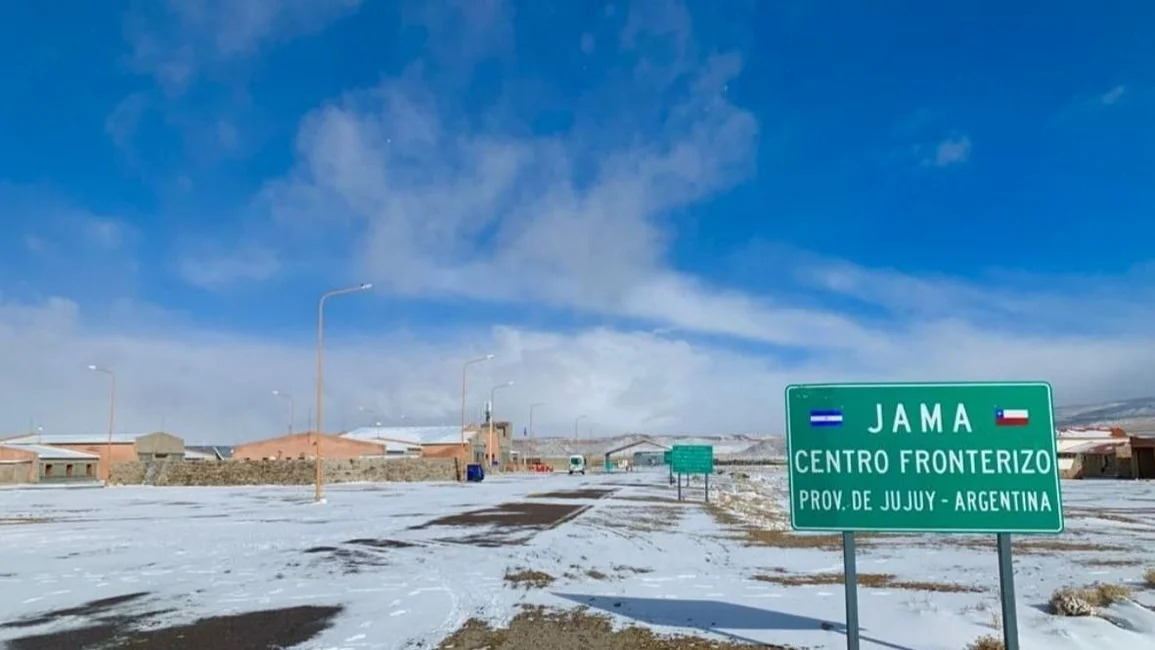 Centro fronterizo del Paso de Jama cubierto de nieve, una conexión estratégica para el acuerdo entre Argentina y Chile y el transporte vinculado a nuevos proyectos mineros.