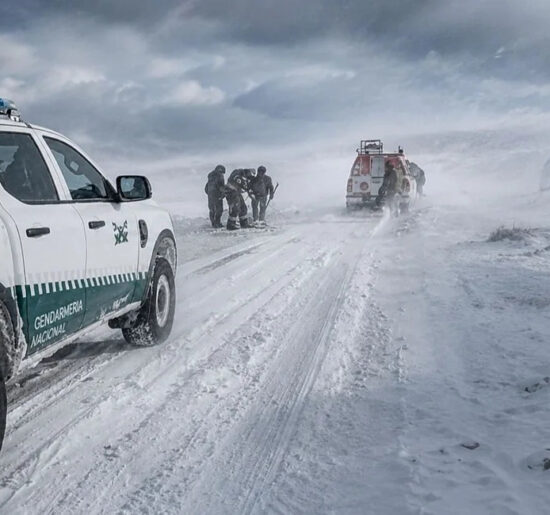 Camionetas de Gendarmería y personal de rescate en una ruta cubierta de nieve, en el marco de Río Tinto bajo investigación por el accidente de los mineros de Fénix varados en la nieve.