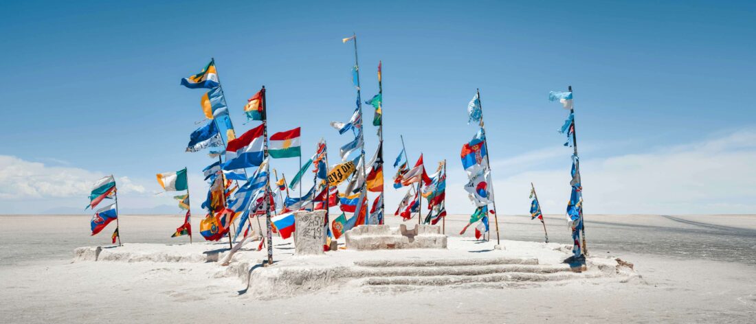 Banderas instaladas en un salar andino, una postal asociada al mapa minero en América Latina y al avance del litio como recurso estratégico en la región.