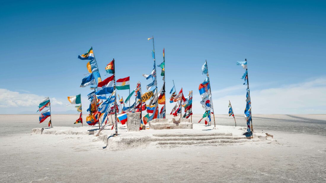 Banderas instaladas en un salar andino, una postal asociada al mapa minero en América Latina y al avance del litio como recurso estratégico en la región.