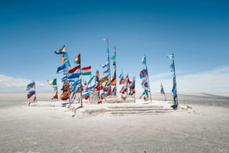 Banderas instaladas en un salar andino, una postal asociada al mapa minero en América Latina y al avance del litio como recurso estratégico en la región.