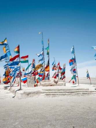 Banderas instaladas en un salar andino, una postal asociada al mapa minero en América Latina y al avance del litio como recurso estratégico en la región.