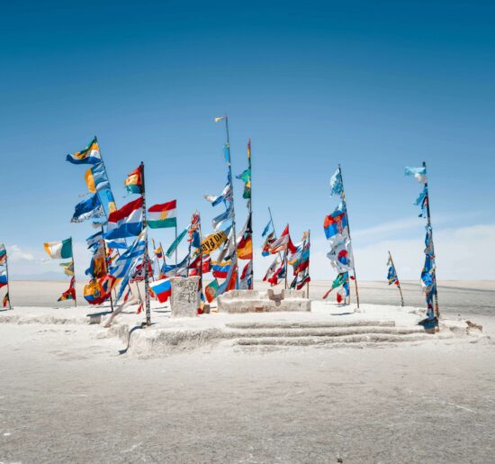 Banderas instaladas en un salar andino, una postal asociada al mapa minero en América Latina y al avance del litio como recurso estratégico en la región.