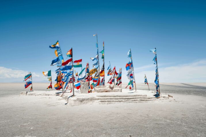 Banderas instaladas en un salar andino, una postal asociada al mapa minero en América Latina y al avance del litio como recurso estratégico en la región.