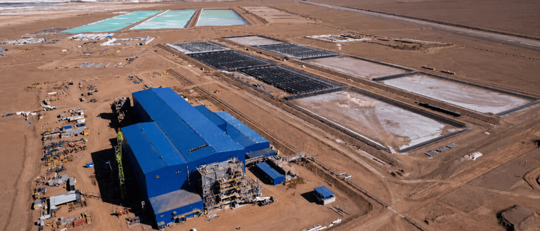 Vista aérea del proyecto Sal de Oro, con planta industrial, piletas de evaporación e infraestructura minera vinculada a la expansión de su segunda planta de litio.