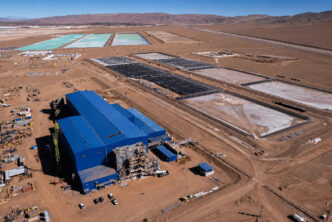 Vista aérea del proyecto Sal de Oro, con planta industrial, piletas de evaporación e infraestructura minera vinculada a la expansión de su segunda planta de litio.