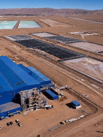 Vista aérea del proyecto Sal de Oro, con planta industrial, piletas de evaporación e infraestructura minera vinculada a la expansión de su segunda planta de litio.