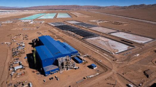 Vista aérea del proyecto Sal de Oro, con planta industrial, piletas de evaporación e infraestructura minera vinculada a la expansión de su segunda planta de litio.