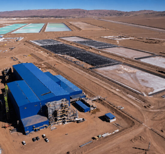 Vista aérea del proyecto Sal de Oro, con planta industrial, piletas de evaporación e infraestructura minera vinculada a la expansión de su segunda planta de litio.