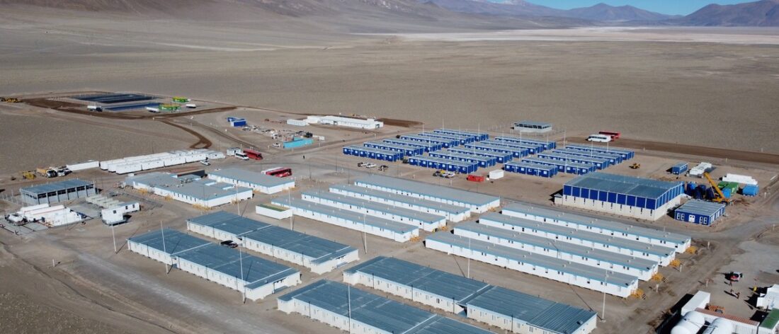 Vista aérea de un campamento minero de alta montaña, con módulos habitacionales e instalaciones operativas para el desarrollo de un proyecto de litio en la Puna argentina.