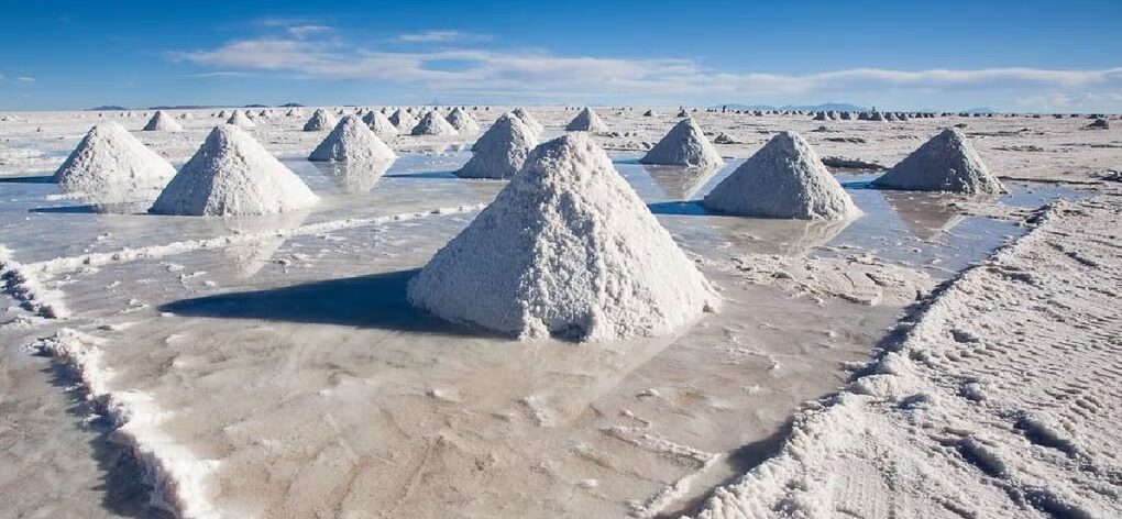 Montículos de sal sobre un salar, una imagen asociada al litio que ilustra el entorno donde suelen analizarse recurso, reserva y producción.