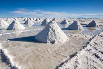 Montículos de sal sobre un salar, una imagen asociada al litio que ilustra el entorno donde suelen analizarse recurso, reserva y producción.