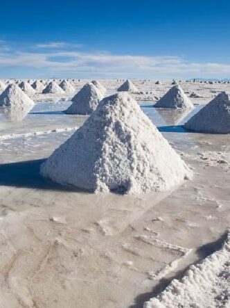 Montículos de sal sobre un salar, una imagen asociada al litio que ilustra el entorno donde suelen analizarse recurso, reserva y producción.