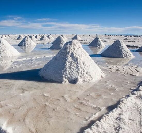 Montículos de sal sobre un salar, una imagen asociada al litio que ilustra el entorno donde suelen analizarse recurso, reserva y producción.