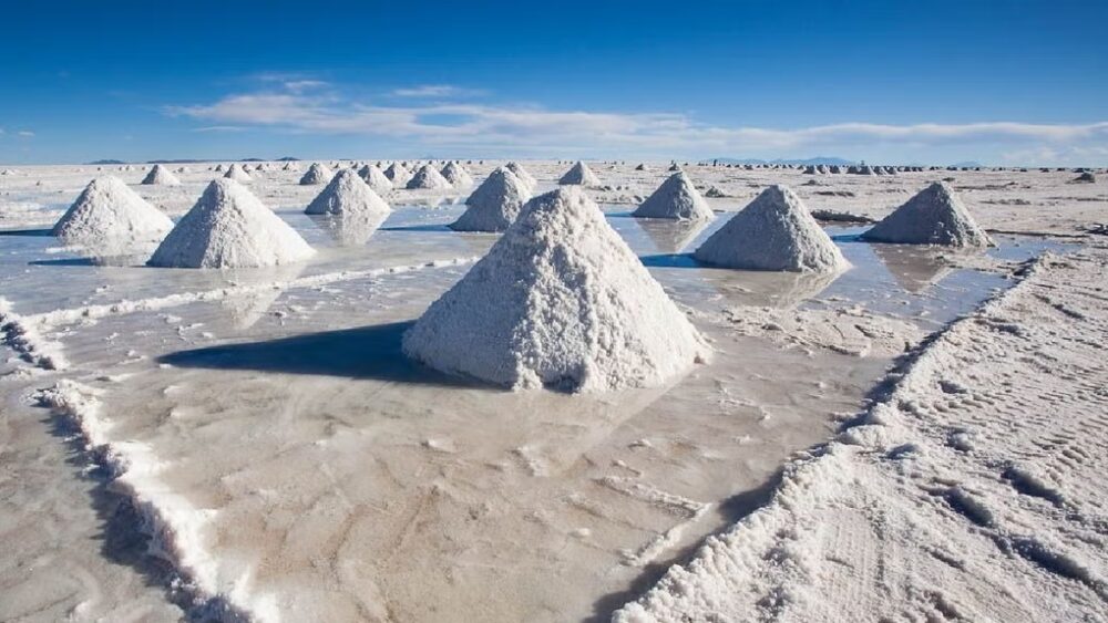 Montículos de sal sobre un salar, una imagen asociada al litio que ilustra el entorno donde suelen analizarse recurso, reserva y producción.