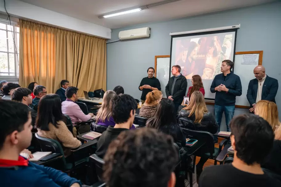 Participantes y expositores durante una capacitación de Mentes Transformadoras LAB, iniciativa orientada a fortalecer capacidades vinculadas con la industria del litio.