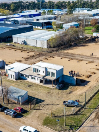 Vista aérea del predio industrial donde se desarrolla la planta de reciclaje de baterías de Baterías Eusebi en Argentina.