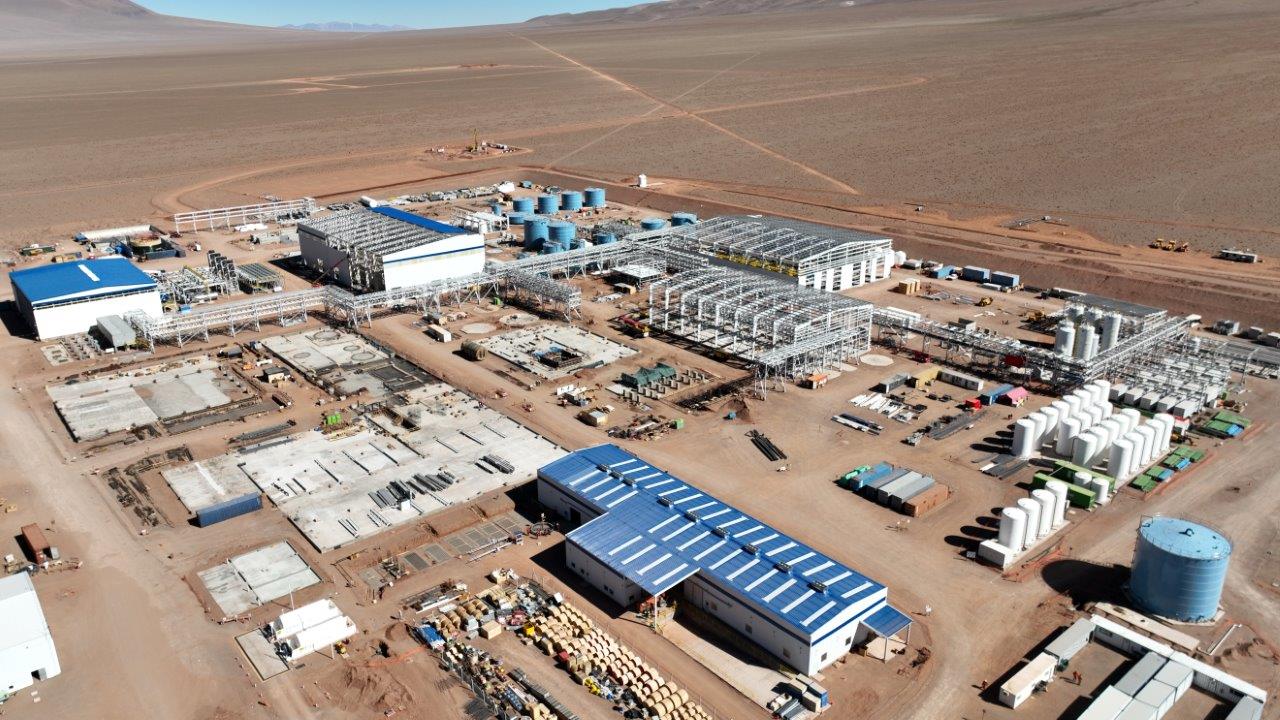 Vista aérea de una planta industrial en la Puna dedicada al procesamiento de litio, clave para transformar recursos y reservas en producción comercial.