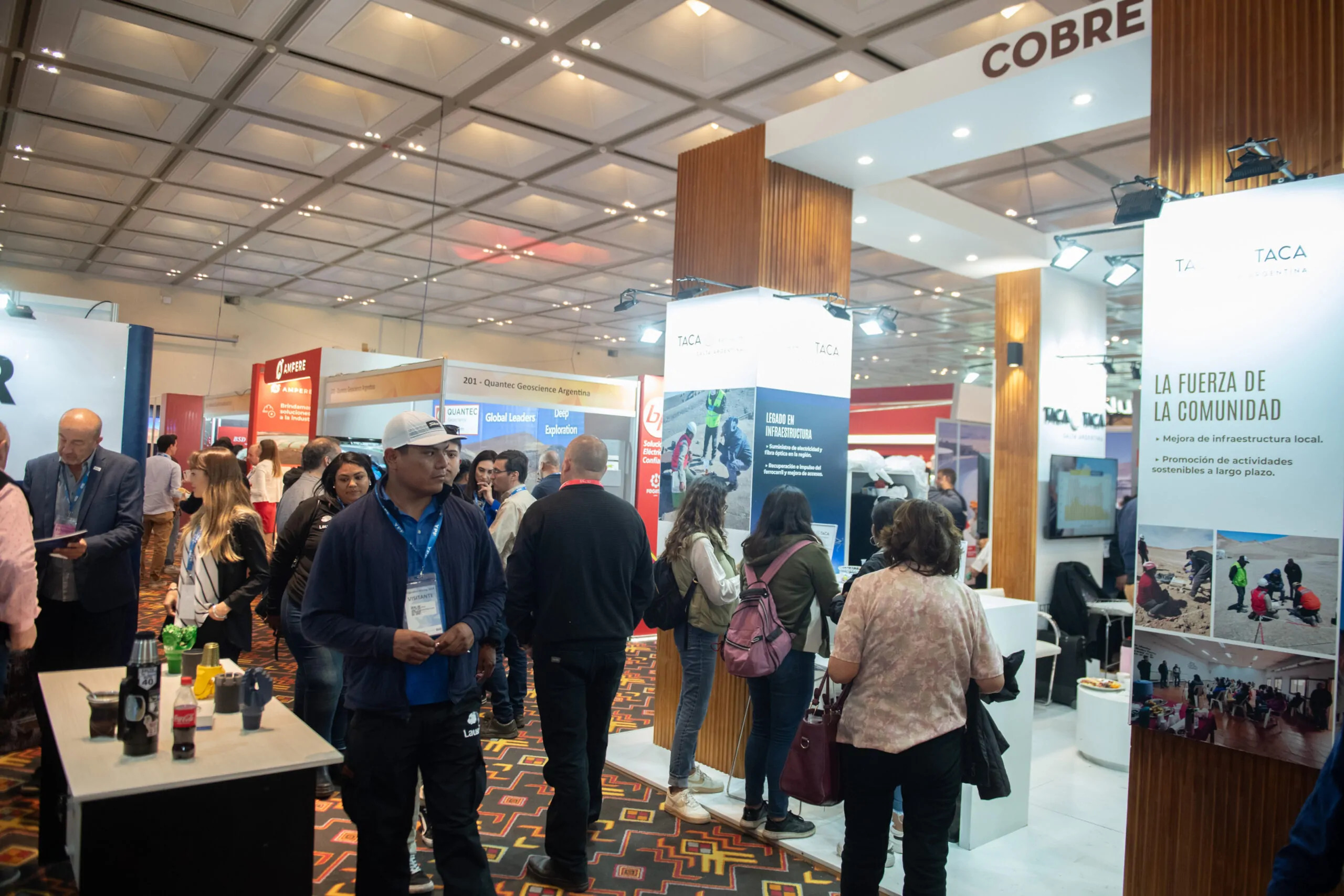 Empresas, proveedores y visitantes recorren stands de minería y cobre durante una exposición sectorial, formato central de Argentina Mining Norte 2026 en Salta.